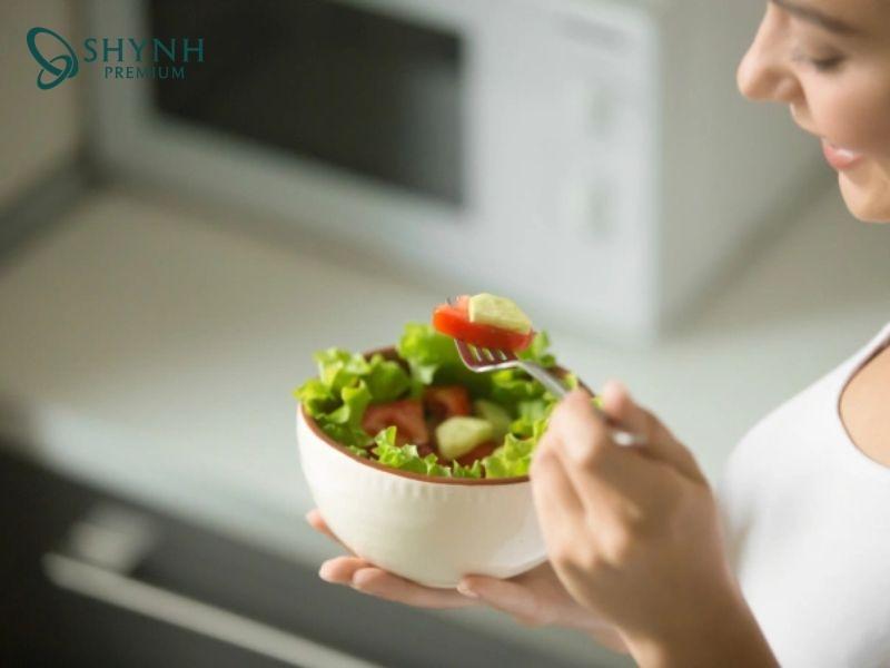 Mẹ nên đảm bảo ăn đủ các nhóm thực phẩm để đảm bảo sức khỏe