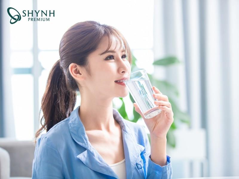 Uống khoảng 500ml nước trước bữa ăn giúp kích thích cảm giác no giả
