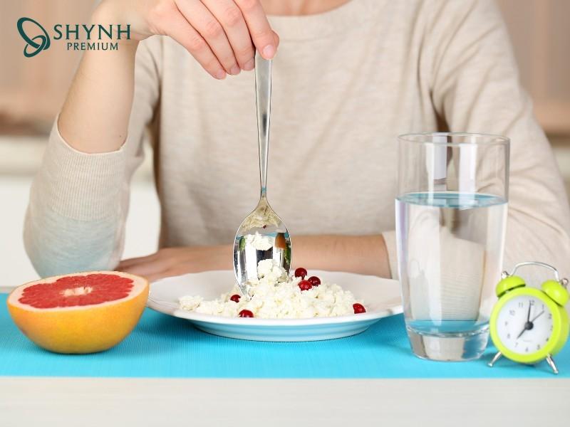  Ăn uống đúng giờ và không ăn sau 20h để tránh calo dư thừa chuyển hóa thành mỡ