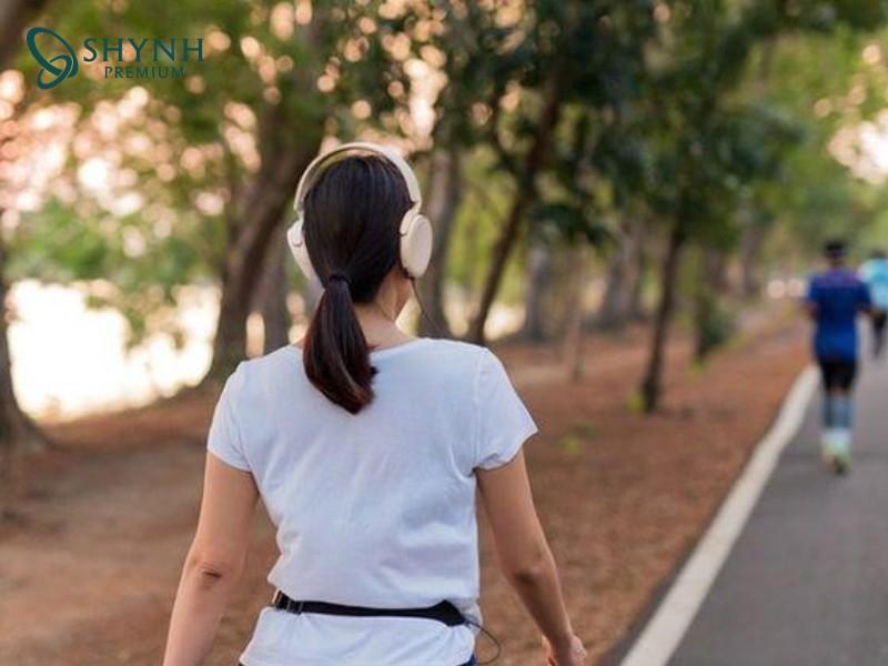 Tăng thời gian đứng và đi lại trong ngày để tránh bị tích mỡ bụng và đùi