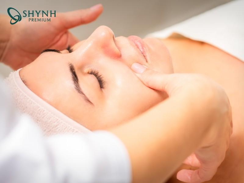 Massage căng da mặt bằng tay giúp cải thiện đường nét khuôn mặt
