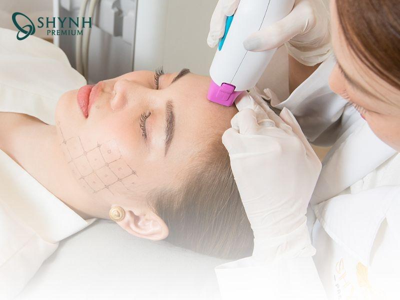 Massage mặt bằng thiết bị nâng cơ giúp tăng sinh collagen, làm săn chắc da