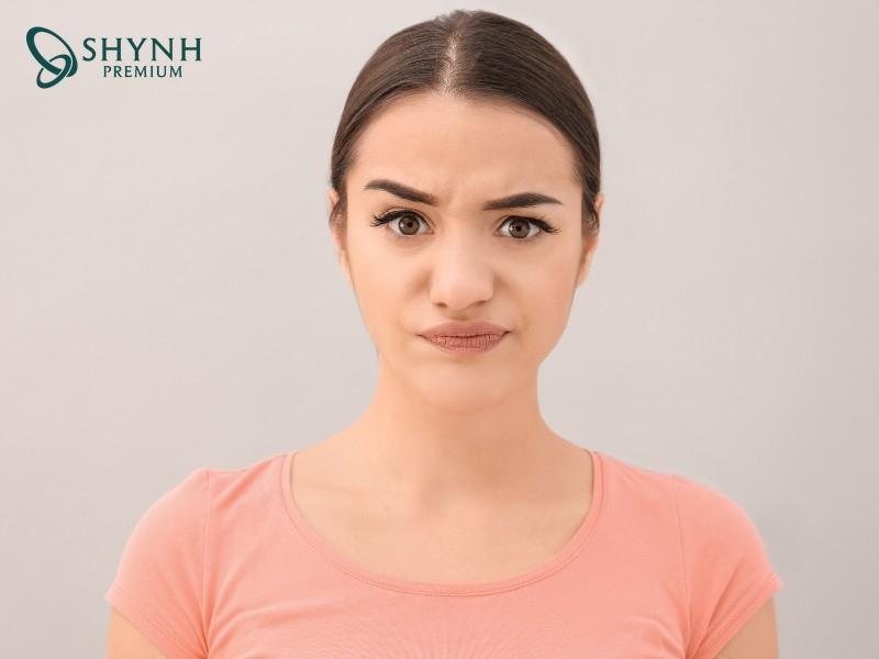 Nếp nhăn ấn đường là những rãnh nhăn nằm giữa hai đầu lông mày, khiến gương mặt trở nên già nua