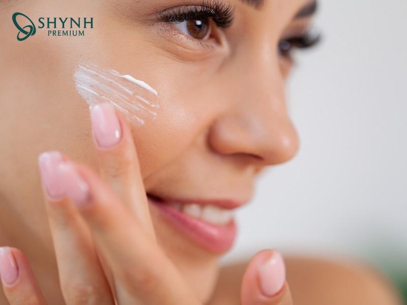 Sử dụng kem dưỡng chứa retinol hoặc peptide để xóa nhăn ấn đường một cách tự nhiên