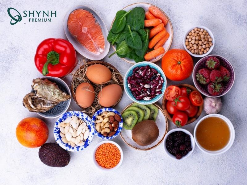 Duy trì chế độ ăn uống lành màu, giàu collagen và chất chống oxy hóa giúp giảm nhăn