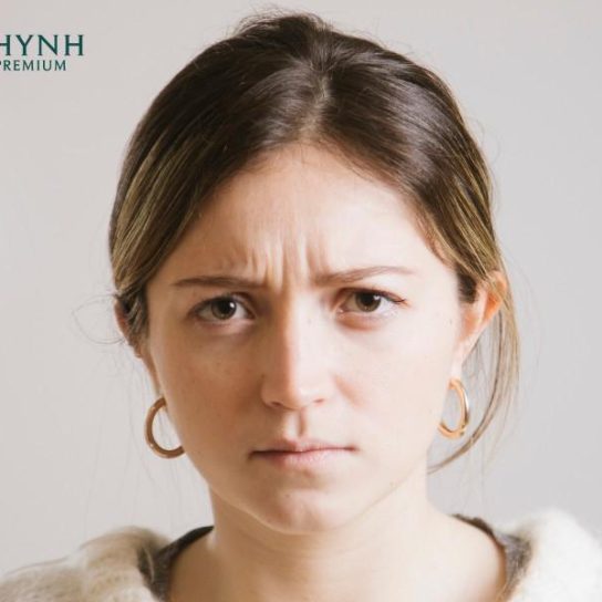 Nếp nhăn giữa hai chân mày xuất hiện làm gương mặt trở nên kém trẻ trung