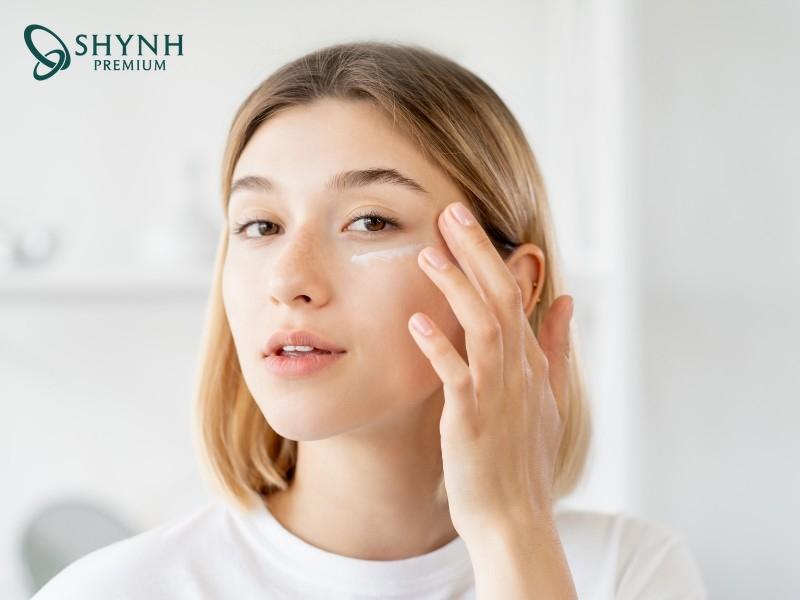 Dưỡng ẩm cho vùng mắt mỗi ngày để xoá nhăn mắt