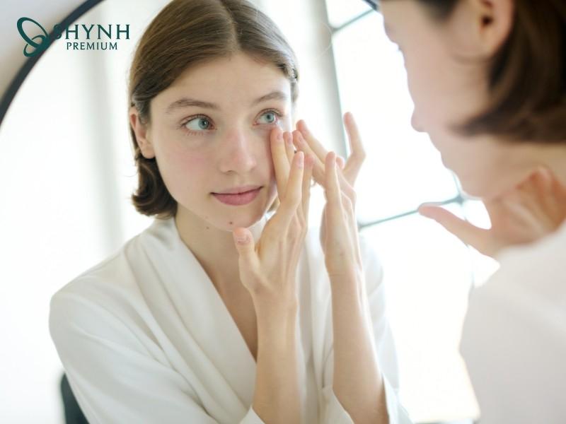 Thực hiện bài tập massage và xóa nhăn mắt đơn giản tại nhà để giảm nhăn, làm săn chắc da