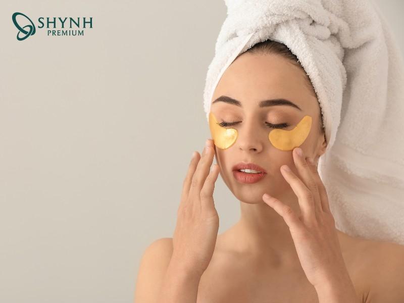 Đắp mặt nạ thiên nhiên để cấp ẩm, phục hồi, làm căng da mắt