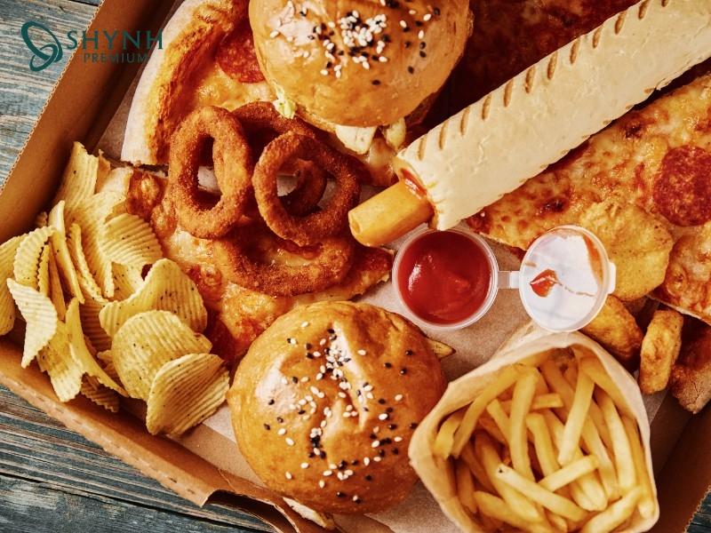 Không nên ăn thức ăn nhanh và đồ chế biến sẵn khiến da xỉn màu và khô ráp