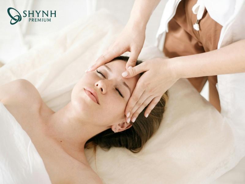 Massage là cách làm căng vùng da dưới mắt tự nhiên, hiệu quả