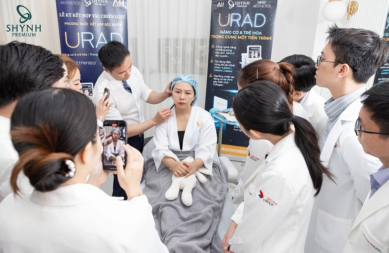 Đội ngũ bác sĩ tại Shynh Premium có trình độ cao, tư vấn kỹ càng cho khách hàng