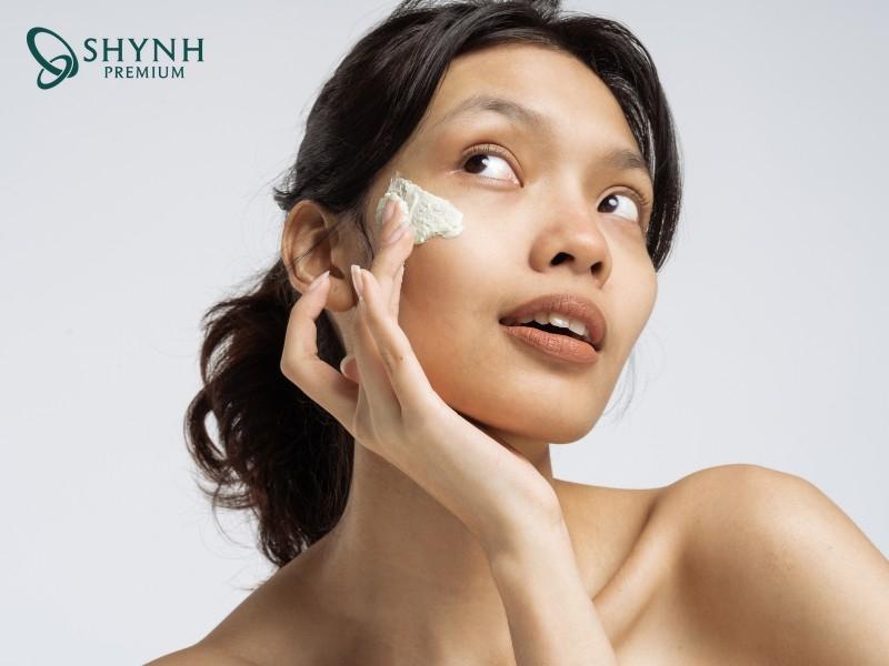 Thoa kem chống nắng mỗi ngày để bảo vệ da khỏi hư tổn, giữ được sự căng bóng