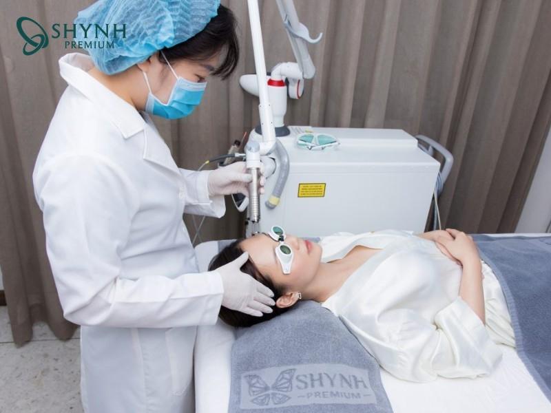 Hình ảnh thực tế khách hàng thực hiện laser trẻ hoá da tại Shynh Premium