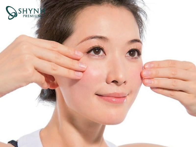 Tập luyện cho cơ mặt là một trong những cách làm căng da mặt sau giảm cân tại nhà