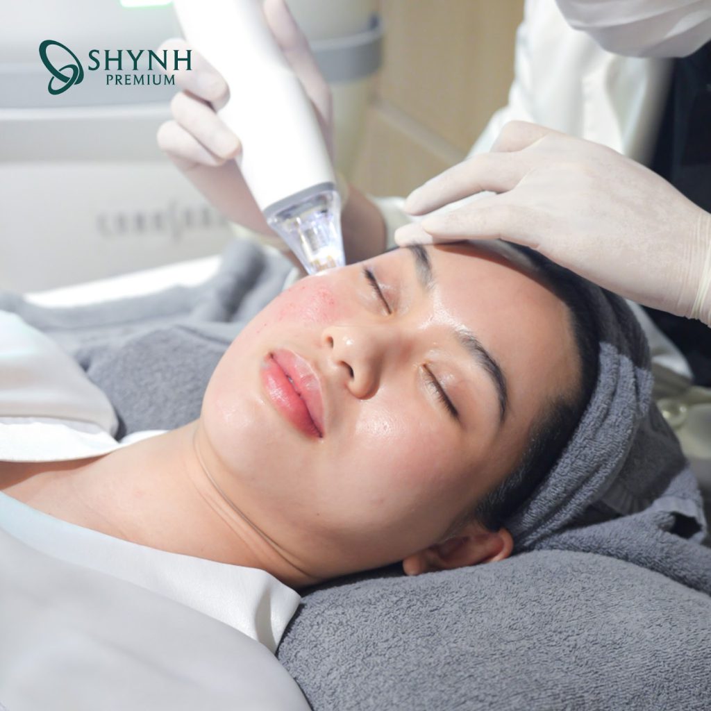 Phẫu thuật dễ gây tác dụng phụ và rủi ro hơn các phương pháp căng da ít xâm lấn