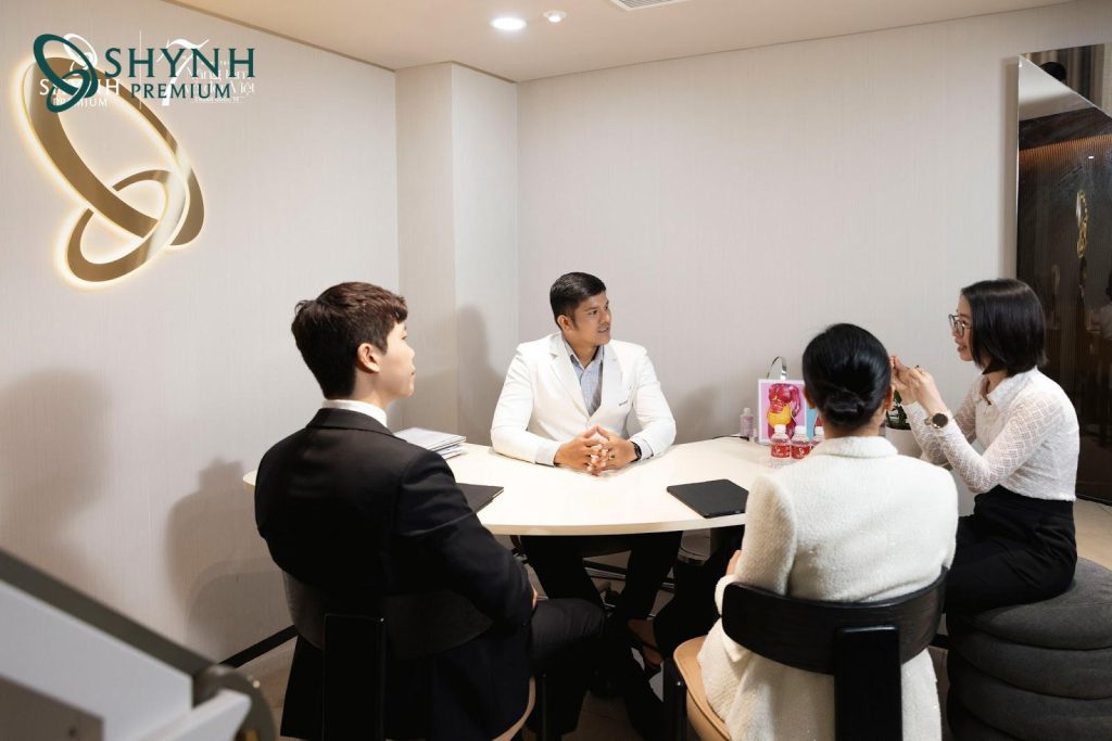 Khách hàng được tư vấn kỹ càng về chăm sóc sau khi thực hiện liệu trình tại Shynh Premium