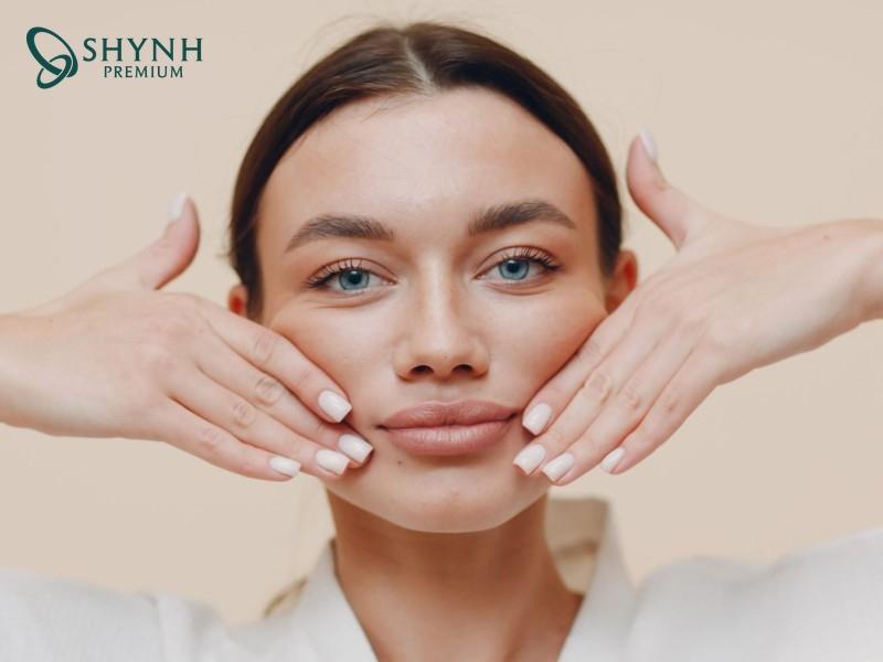 Massage là một trong những cách hỗ trợ xoá nhăn rãnh cười