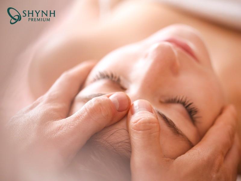 Massage trán bằng kỹ thuật nhẹ nhàng hỗ trợ xoá nhăn trán tự nhiên